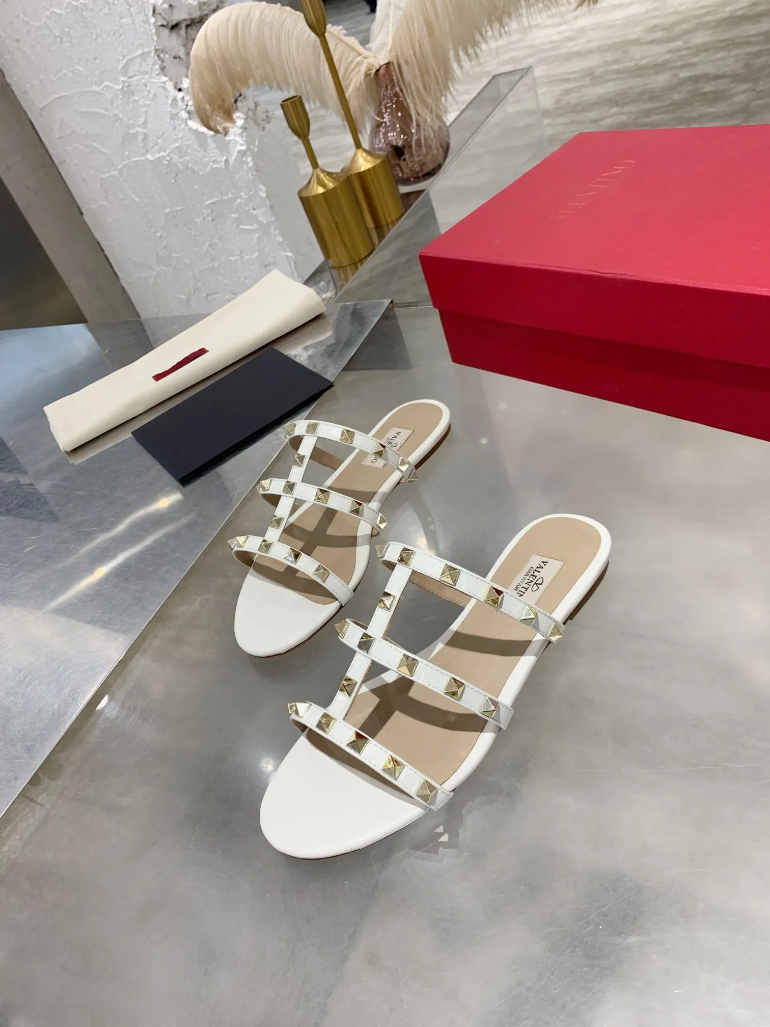 👟👟Ex-factory price 380👟👟 Women's shoes, women's clothing, Valentino studded classic sandals ✔️Mixed-breed sheepskin upper ✔️Mixed-breed sheepskin lining and foot pads ✔️Italian cowhide outsole texture is clear and consistent with the counter ✔️Size 35-40 (34, 41, can be customized and not returned)